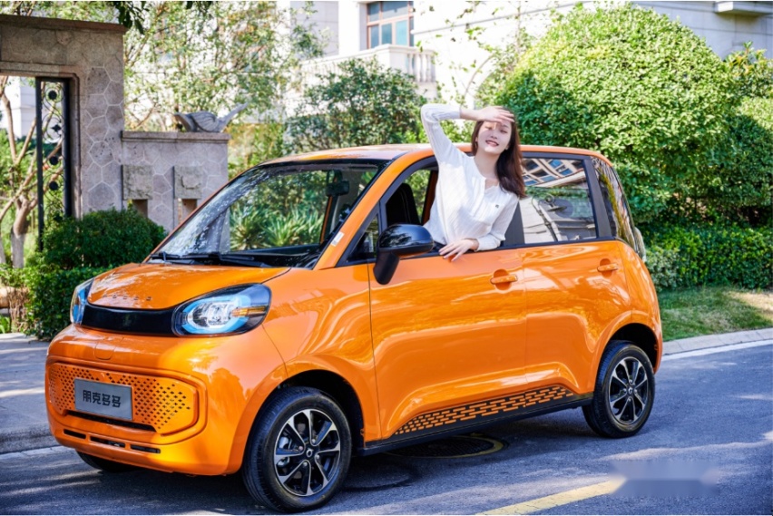 不要认为小型新能源汽车只有五菱宏光mini,这款车会更胜一筹!