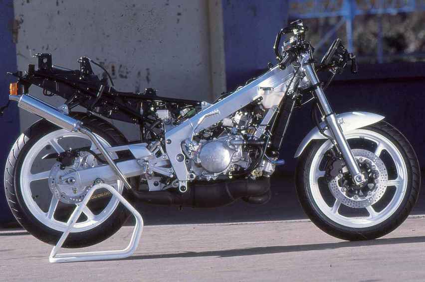 八九十年代本田神车nsr250r摩托水冷v型双缸45马力挑战雅马哈