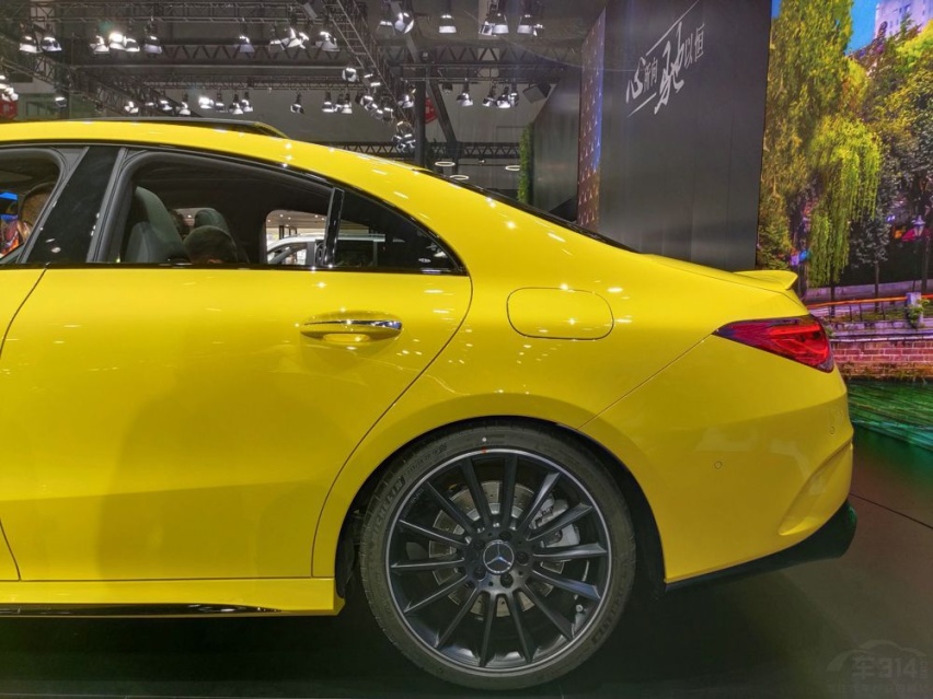成都车展:全新梅赛德斯amg cla35亮相