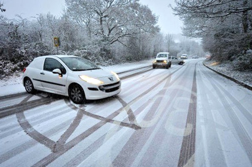 下雪天,路那么滑,为何有些司机仍然能安全驾驶?