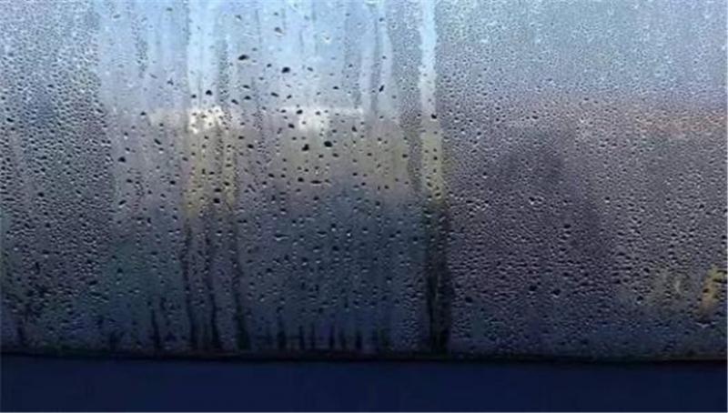 冬季来临如何解决汽车挡风玻璃上有雾气的问题呢