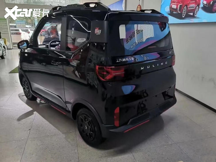 五菱宏光mini ev gb版实车到店,车身采用了更丰富的设计