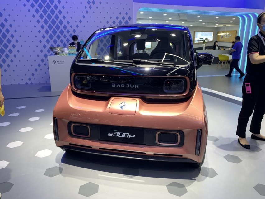 下面就来说一说上汽通用五菱旗下的另一款新能源车——新宝骏e300