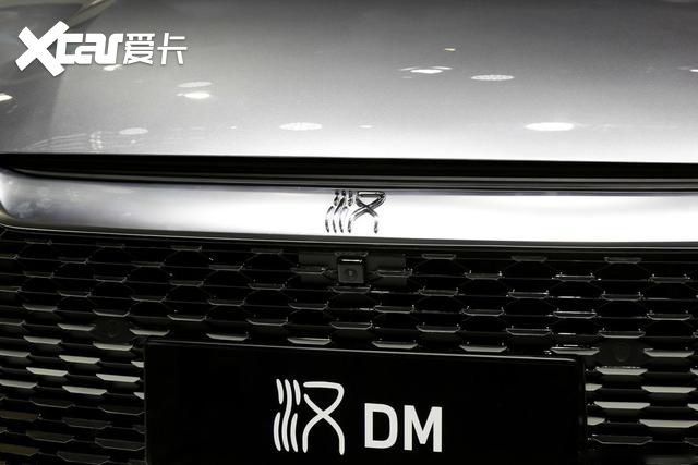 比亚迪汉dm采用国潮元素龙颜前脸展其恢弘大气充沛动力显澎