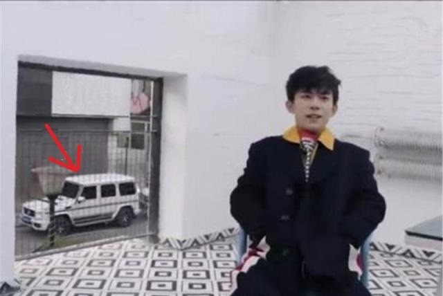 易烊千玺的豪车估计很多人也都知道,是一辆白色的奔驰大g,价值300万.