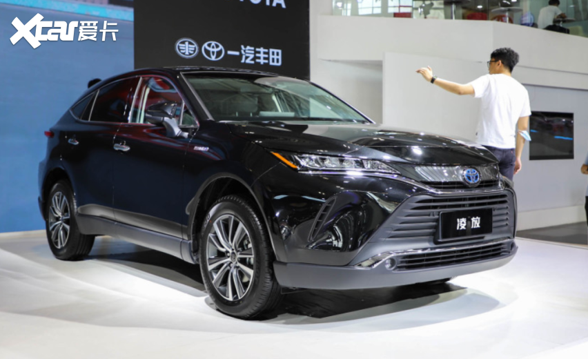 丰田凌放harrier定位为中型suv,其定位高于rav4荣放(参数|询价),低于