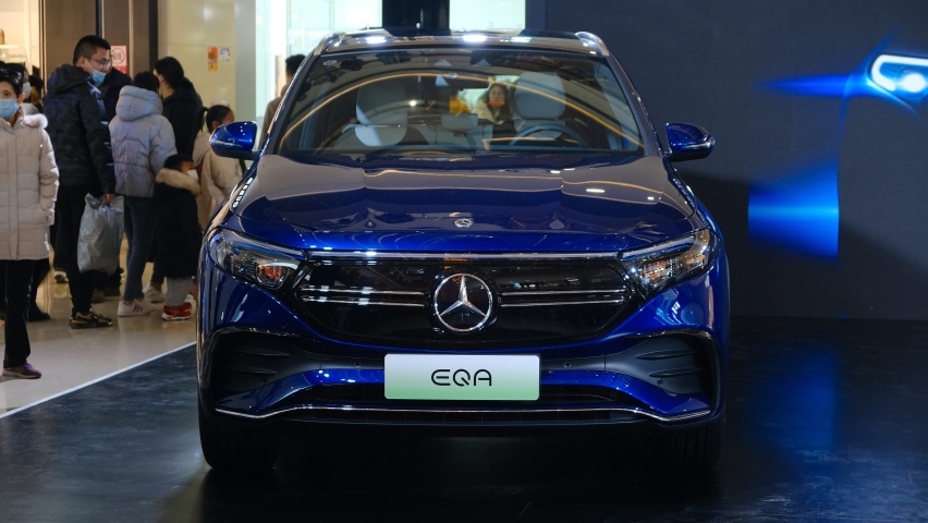 "梅赛德斯-eq家族首批对外发布的新世代纯电动车型,全新eqa纯电suv