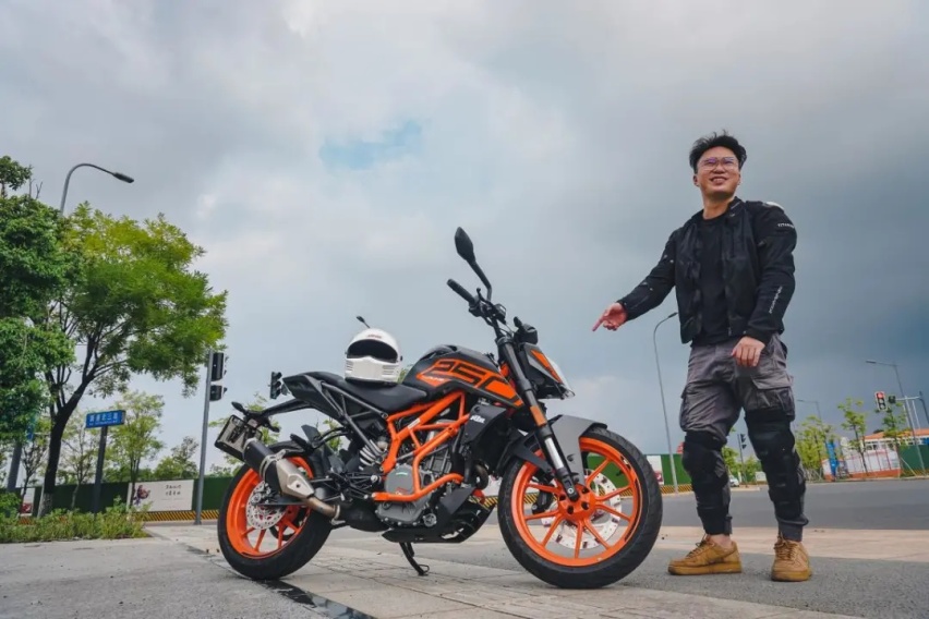 我们又双叒叕提车了,这次是台ktm 250 duke摩托