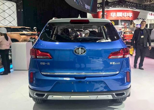 x40沿用奔腾家族经典车标,小型suv定位适合家用代步