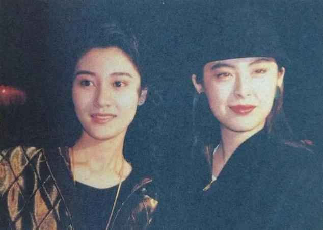 49岁阔太李嘉欣晒自拍,每月200万生活费,出行座驾更是