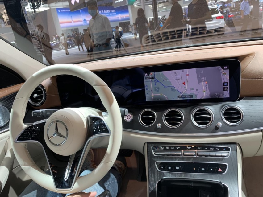 奔驰e350l官方图,奔驰5300l官方报价 奔驰e级350l搭载2.0t高功率发动机,具备48v轻混动力