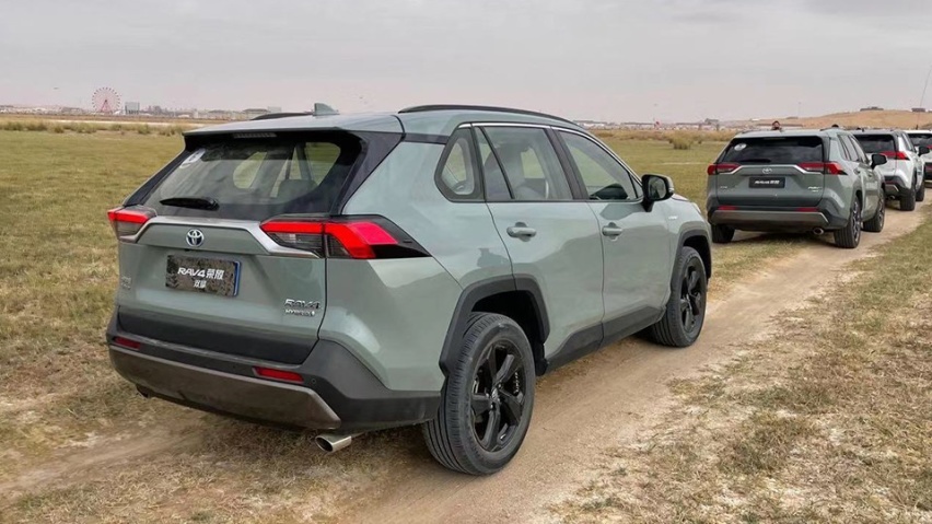 沙漠试驾丰田rav4荣放混动版二十多万买它值得吗