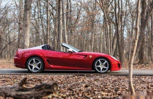 于是他又买了敞篷法拉利599 sa aperta,这款车型是在2010年首次在巴黎
