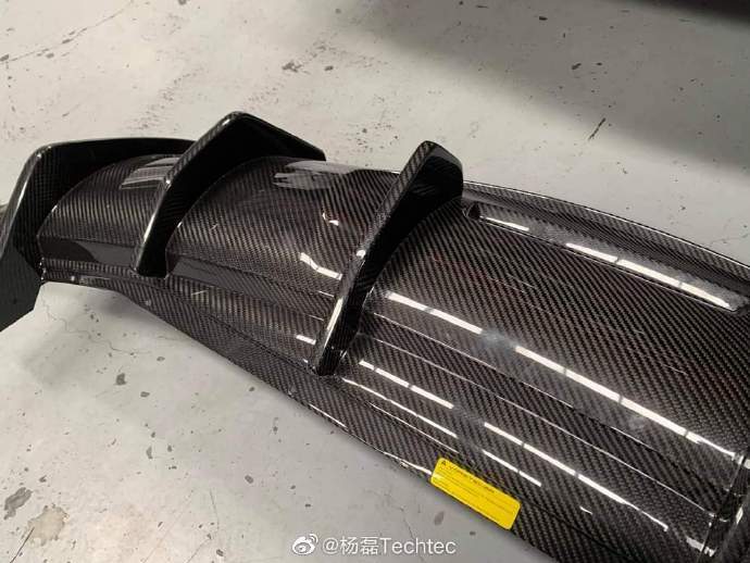 兰博基尼urus换装美国vorsteiner碳纤维后唇