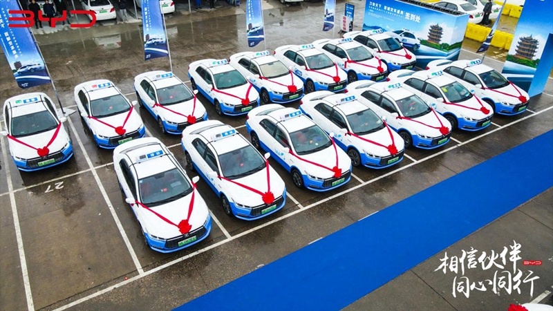 武汉首批比亚迪刀片电池版新能源出租车正式运营
