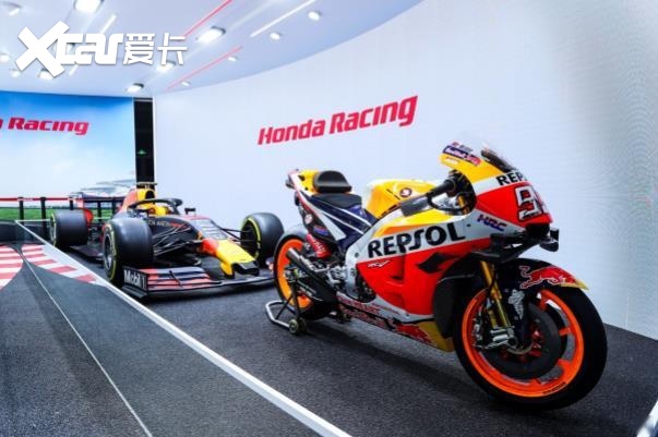   aston martin red bull racing f1 赛车 rb16 与 motogp 参赛车 rc