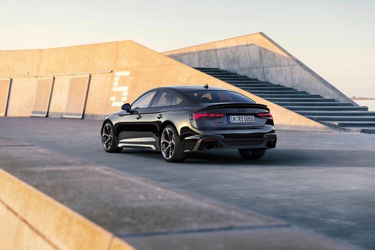 相较于同级车更多注重商务氛围,奥迪rs5 sportback 更加适合年轻的
