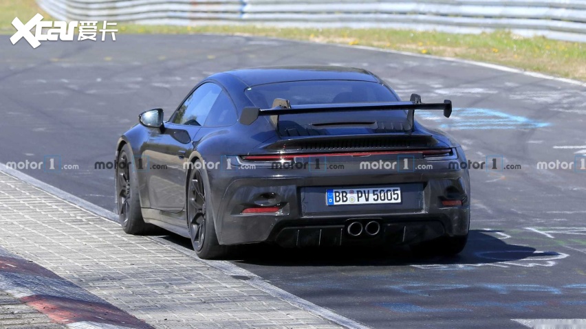 搭载赛车尾翼新款保时捷911gt3赛道测试