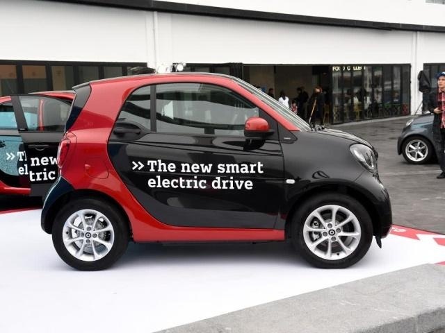 城市代步小车奔驰smart彻底掉队选宏光mini还是五菱nano