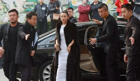 范冰冰,李冰冰,刘亦菲座驾,都不如50岁她的座驾