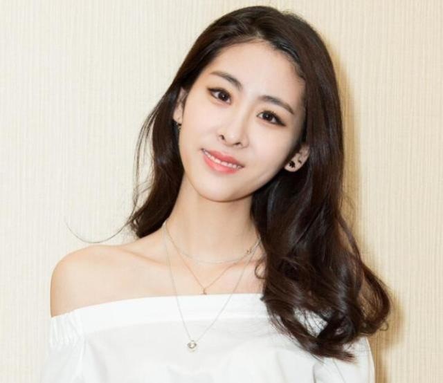 张碧晨估计大家是通过《家有儿女》这部电视剧认识她的,从同行出道的