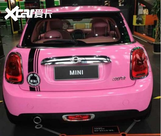 这辆车不算贵,但是郑爽开的可是限量版的minicooper,而且还是五门的