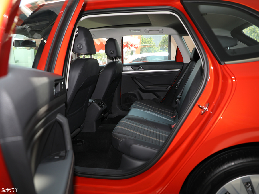 2018݃Ɏ 200TSI DSGm V