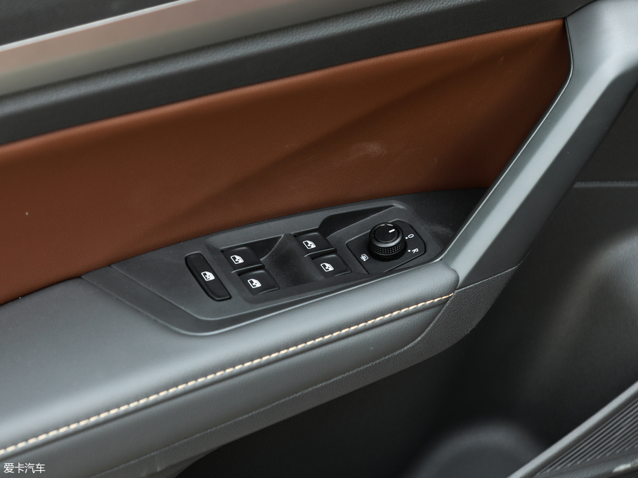 2018݃Ɏ 200TSI DSGm V