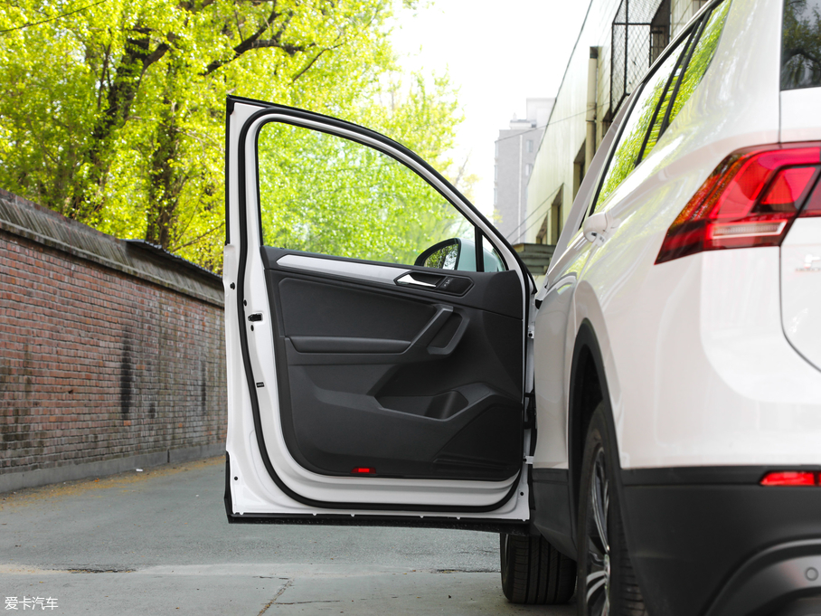 2019;^L 330TSI L(fng)а