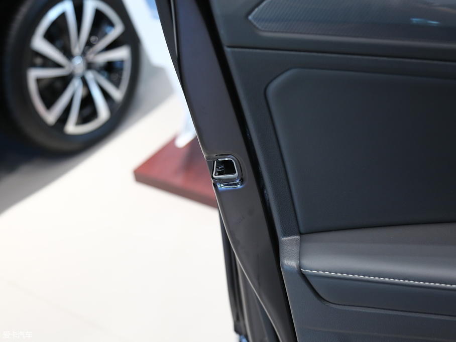 2019;^L 330TSI Ş R-Line