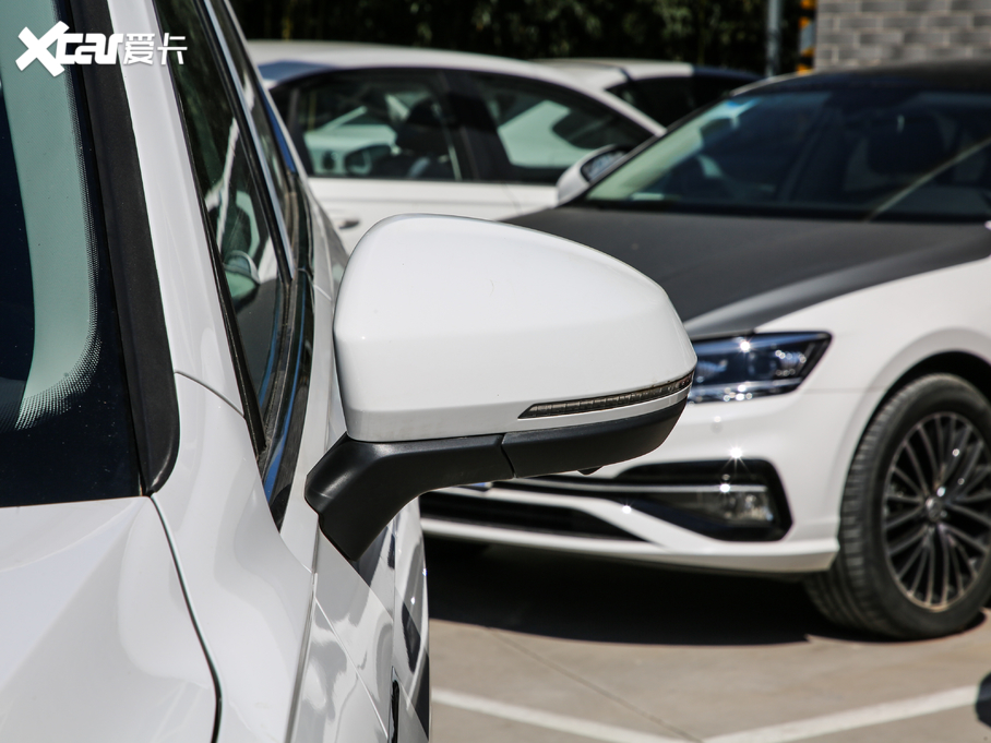 2019;^L Ŀ 330TSI Ş R-Line