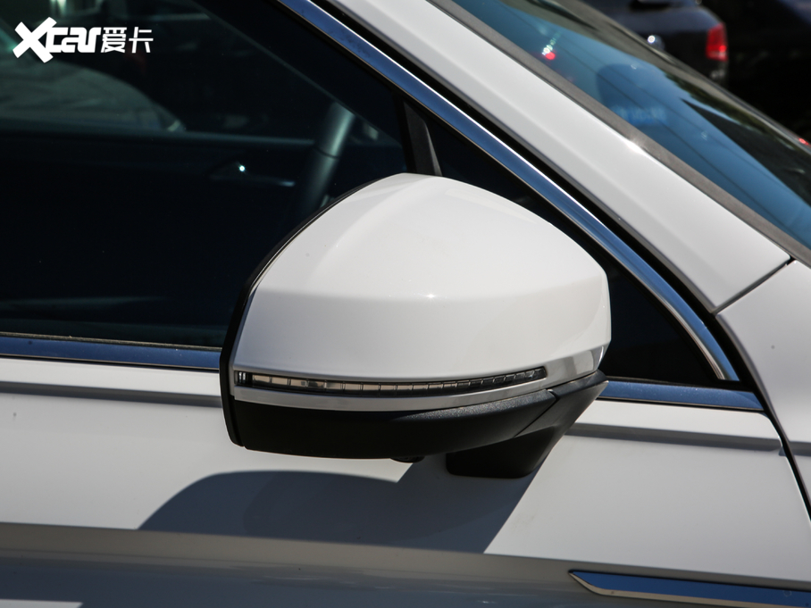 2019;^L Ŀ 330TSI Ş R-Line