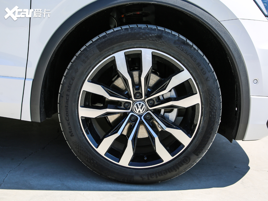 2019;^L Ŀ 330TSI Ş R-Line