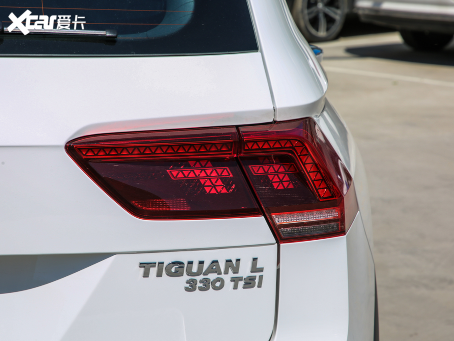 2019;^L Ŀ 330TSI Ş R-Line