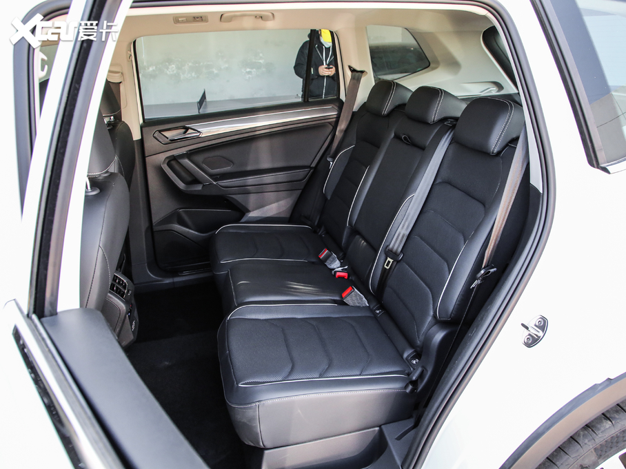 2019;^L Ŀ 330TSI Ş R-Line