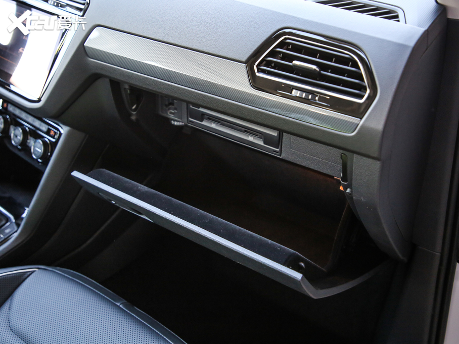 2019;^L Ŀ 330TSI Ş R-Line