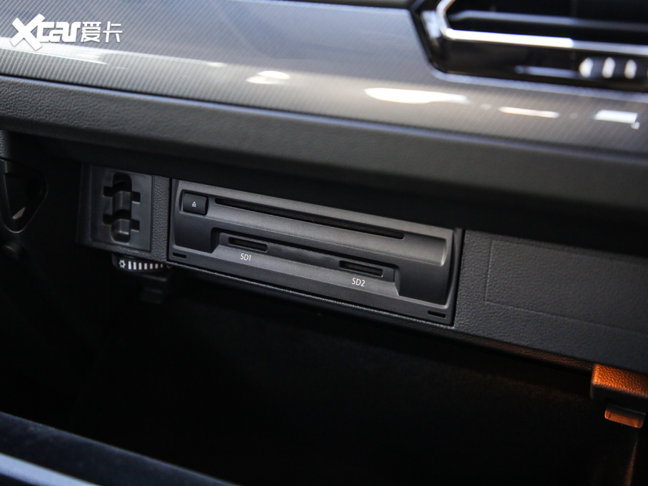 2019;^L Ŀ 330TSI Ş R-Line