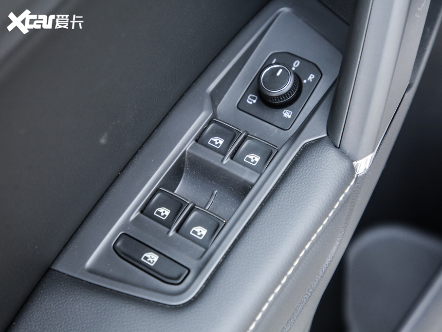 2019;^L Ŀ 330TSI Ş R-Line