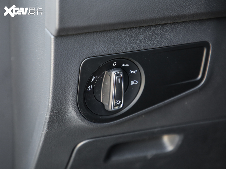 2019;^L Ŀ 330TSI Ş R-Line