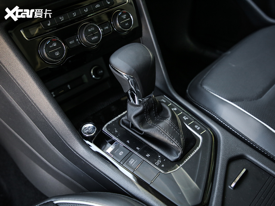 2019;^L Ŀ 330TSI Ş R-Line