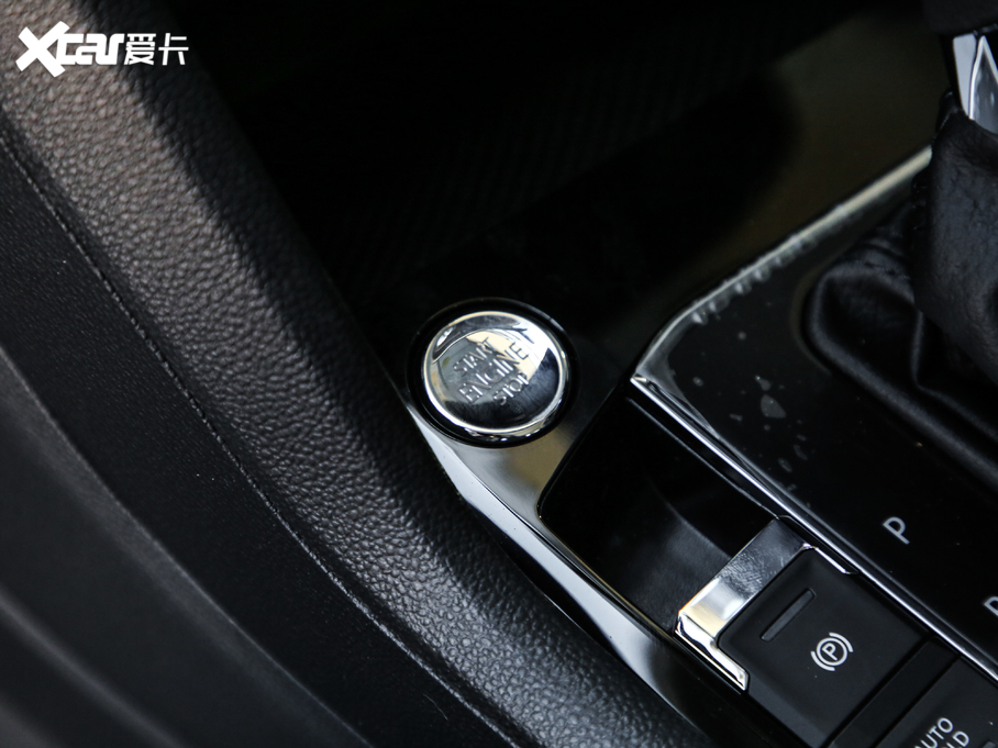 2019;^L Ŀ 330TSI Ş R-Line