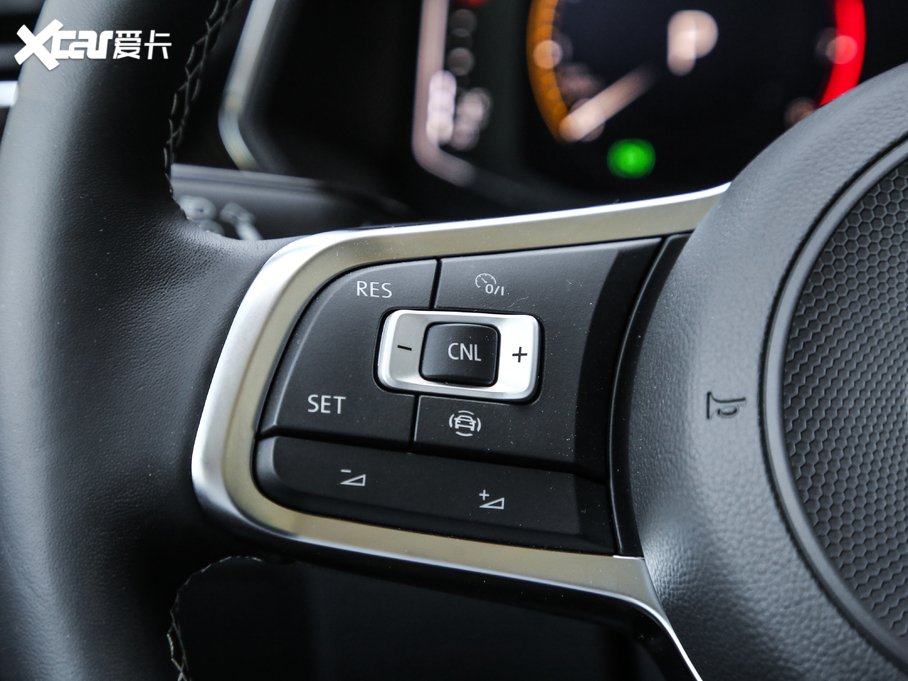 2019;^L Ŀ 330TSI Ş R-Line