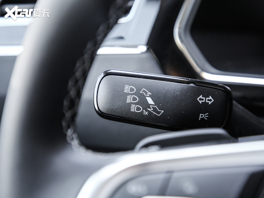 2019;^L Ŀ 330TSI Ş R-Line