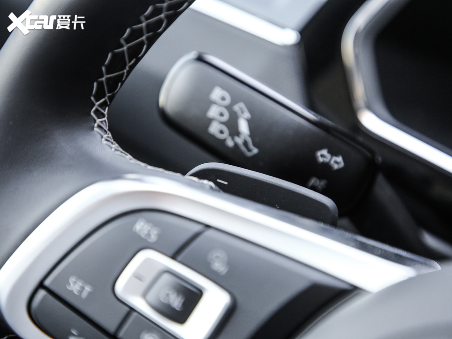 2019;^L Ŀ 330TSI Ş R-Line