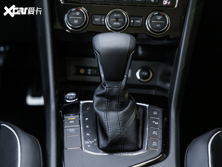 2019;^L Ŀ 330TSI Ş R-Line