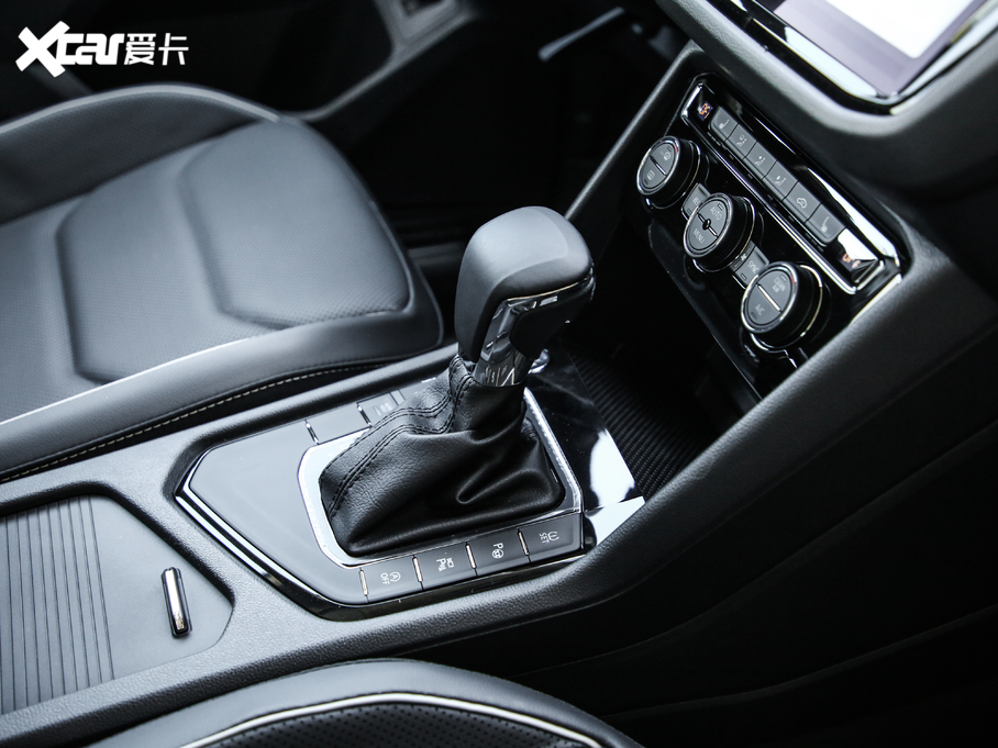 2019;^L Ŀ 330TSI Ş R-Line