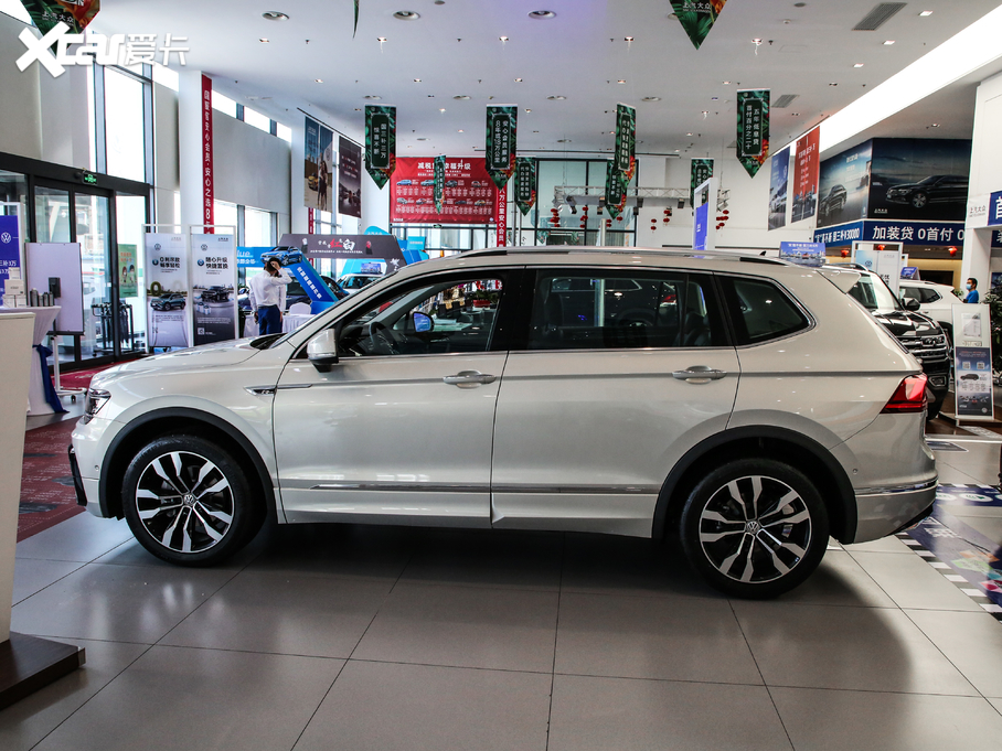 2019;^L Ŀ 330TSI Ş R-Line