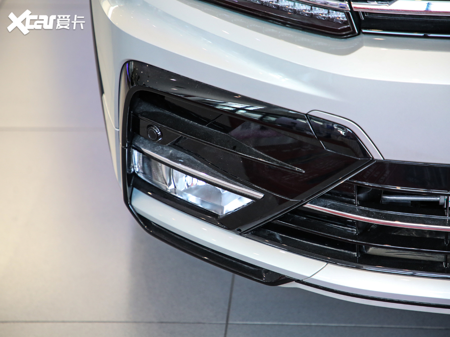 2019;^L Ŀ 330TSI Ş R-Line