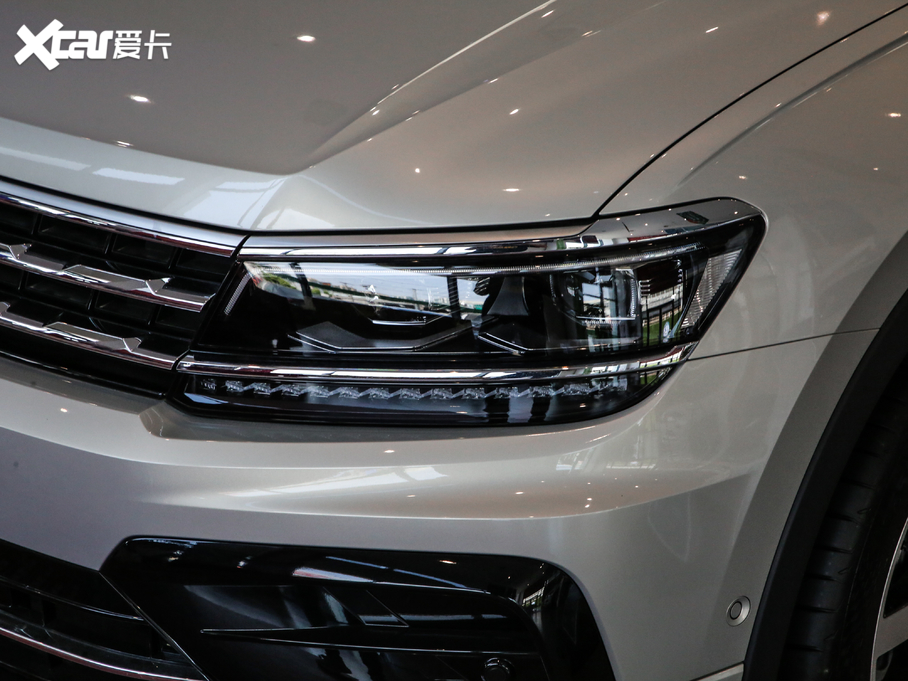 2019;^L Ŀ 330TSI Ş R-Line