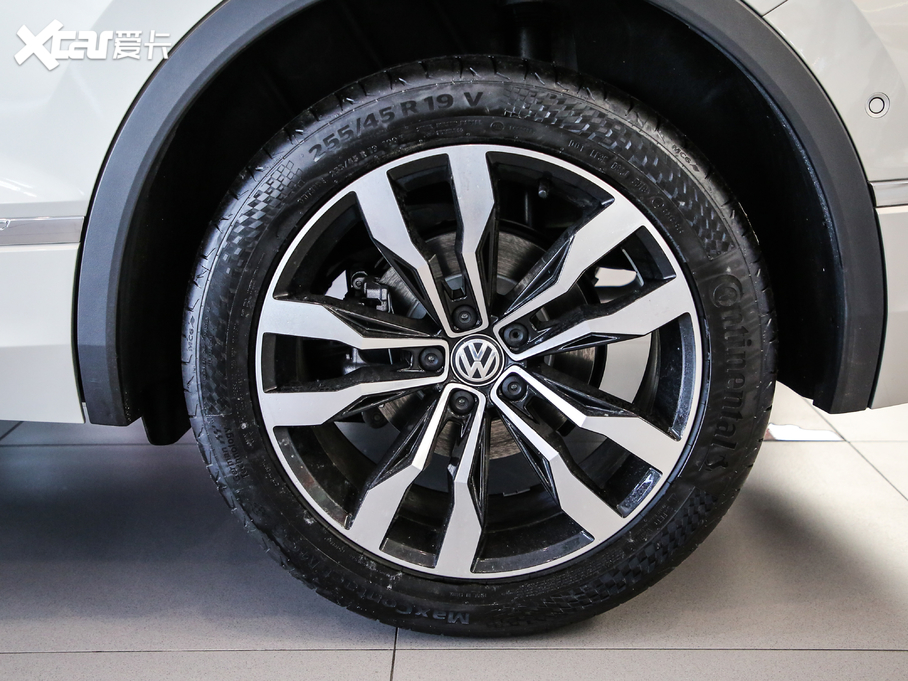 2019;^L Ŀ 330TSI Ş R-Line